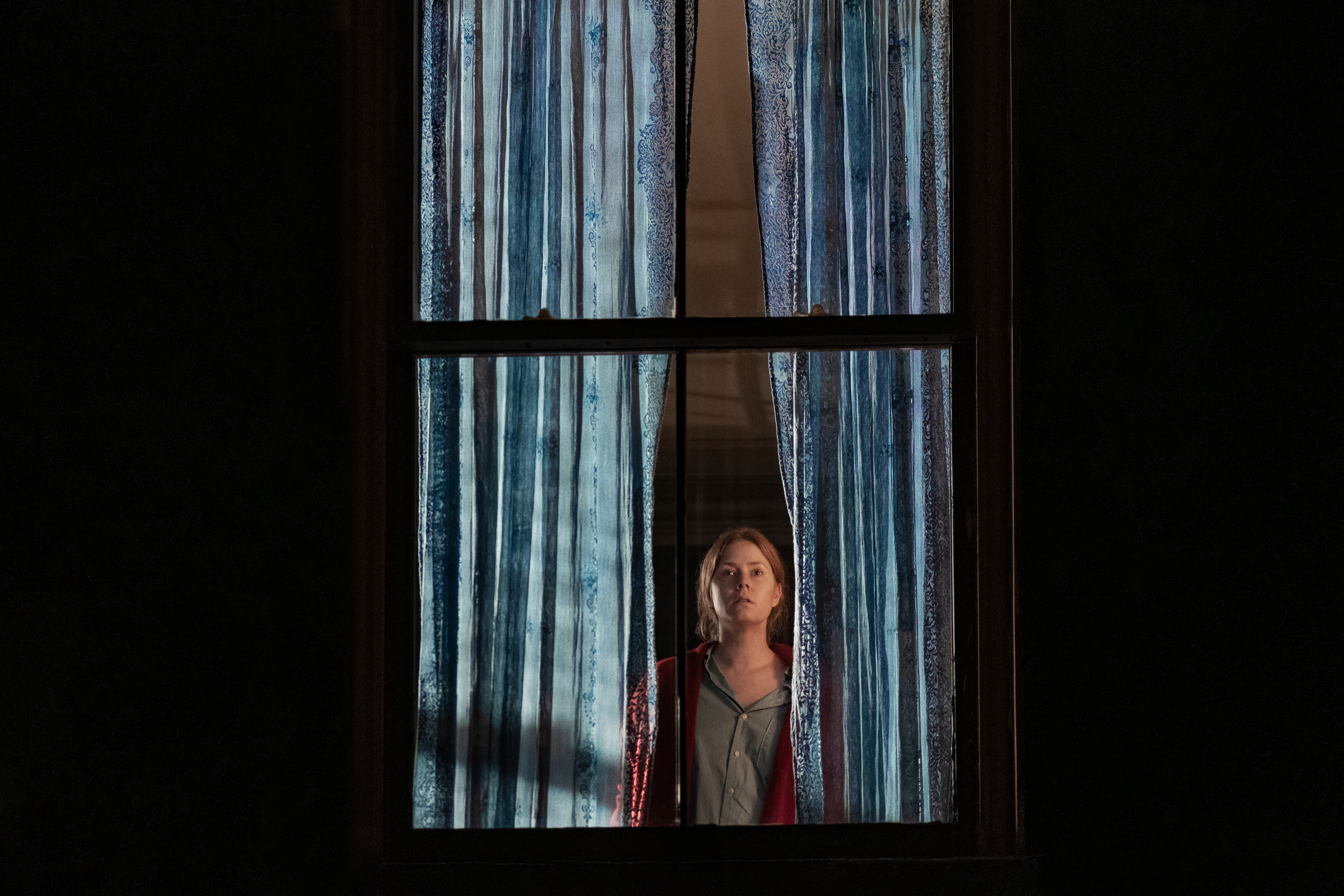 Женщина в окне – афиша