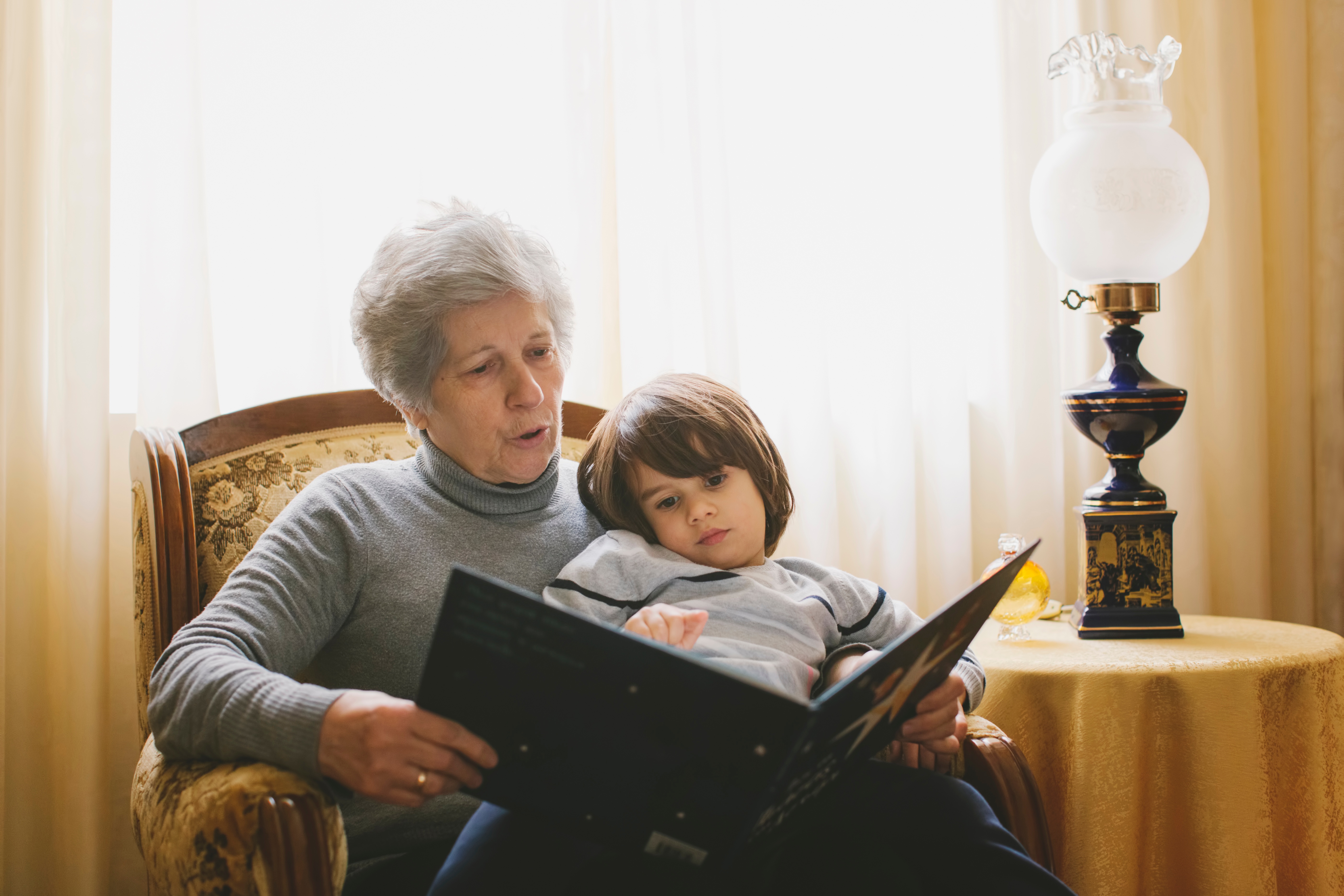 Читать книгу внучка. Бабушка и внук. Бабушка и внучка. Бабушка с внуками. Бабушка с внуками картинки.