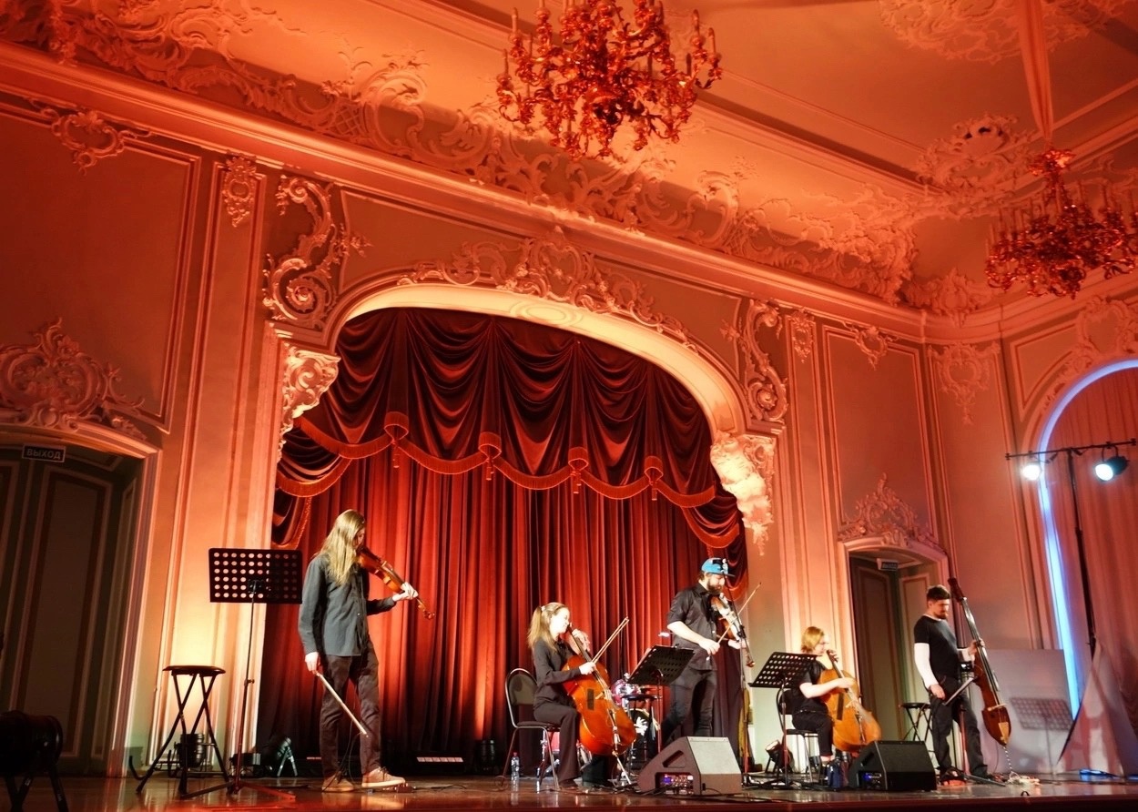 Рок-хиты на виолончелях – афиша