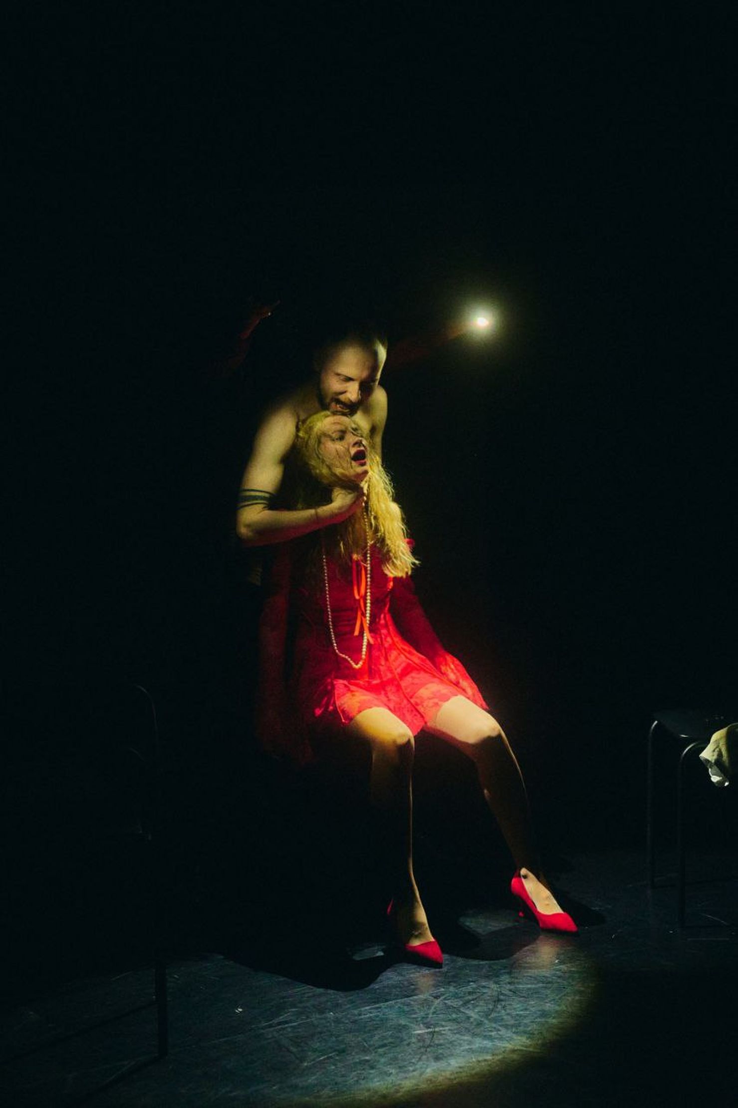 Смех в темноте – афиша