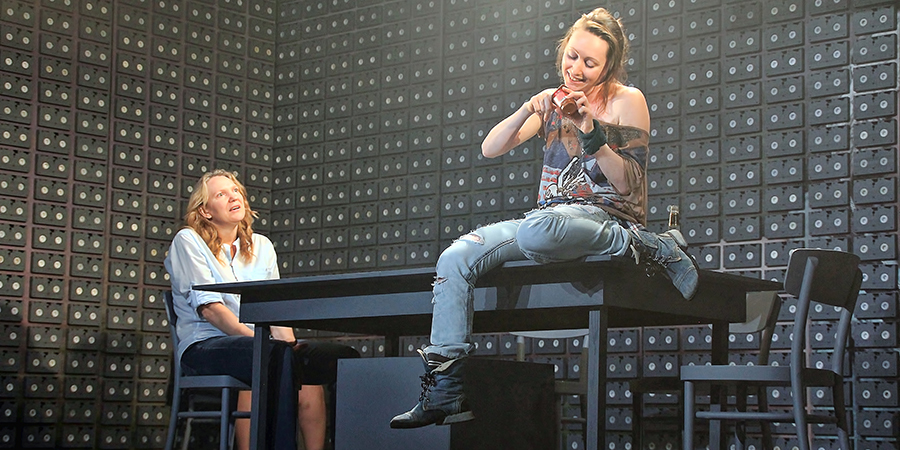 Кроличья нора – афиша