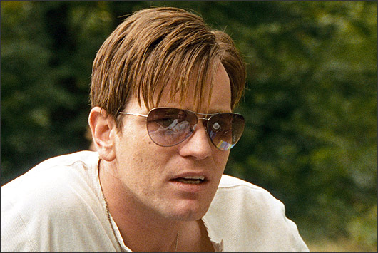 Есегінде мүшесі бар әйелдің фотосы